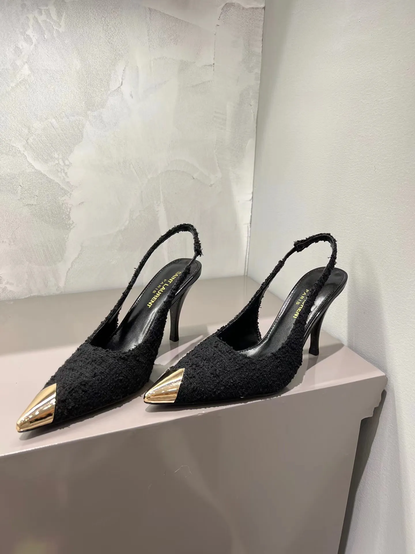 👟👟Ex-factory price 480👟👟 YSL Saint Laurent's new beautiful chain metal pointed-toe high heels. Original purchase. Really a stunner for women. Material: Customized woolen/imported Yangjing upper, original hardware molding, foot pad sheepskin, Italian genuine leather outsole. Heel height: 9cm. Available in two colors: silver chain and gold chain. Sizes: 35–39 (40 is custom-made and non-refundable)